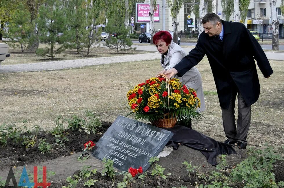 Мемориал погибшим на Донбассе. Аллея памяти погибшим Студгородок. Мемориальный камень в память погибших на шахте Бутовская. Аллея памяти погибших учителей Донецк. Аллея памяти погибшим