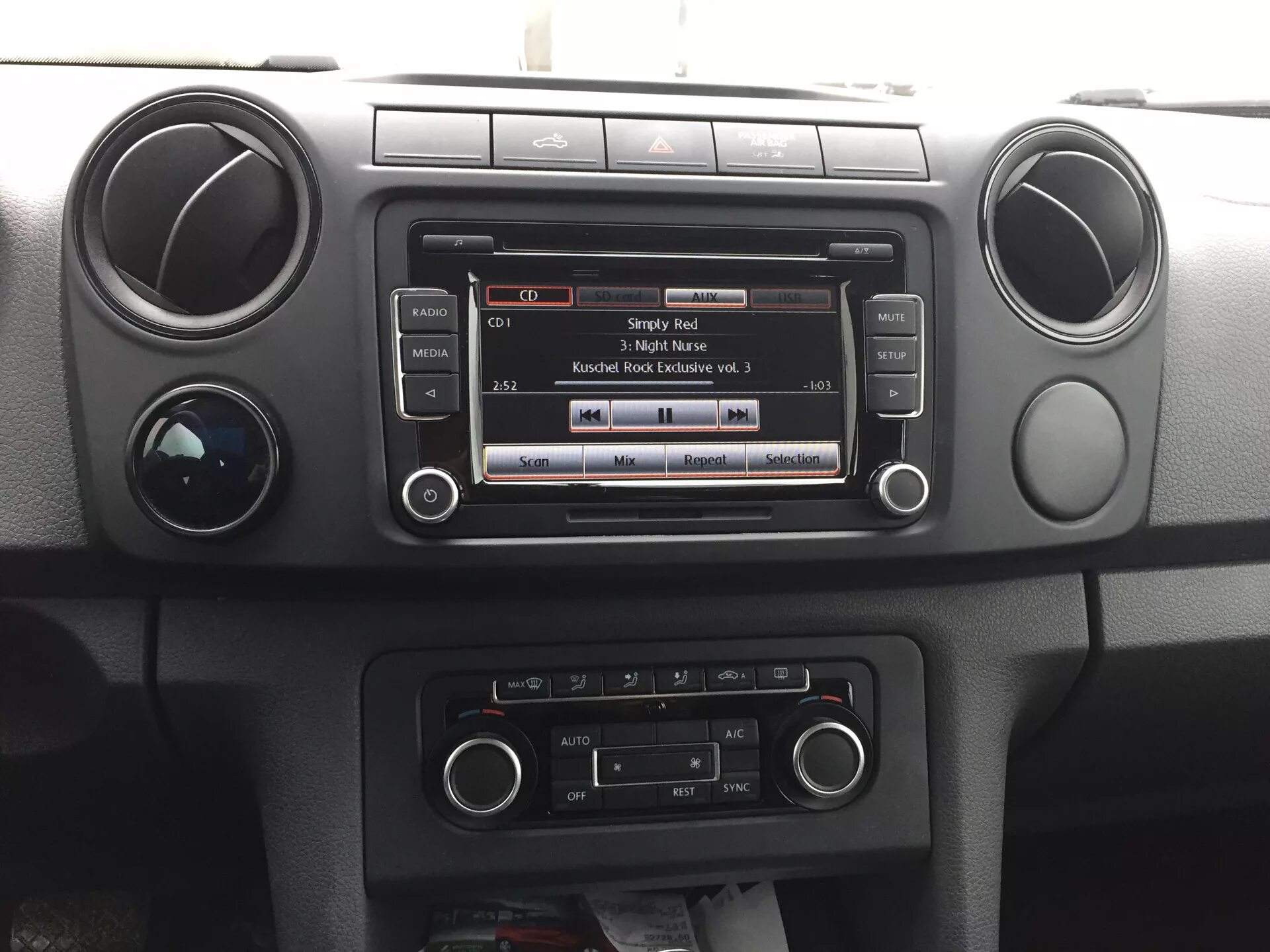 Как снять магнитолу фольксваген амарок Магнитола II Volkswagen Amarok, 2 л, 2013 года автозвук DRIVE2