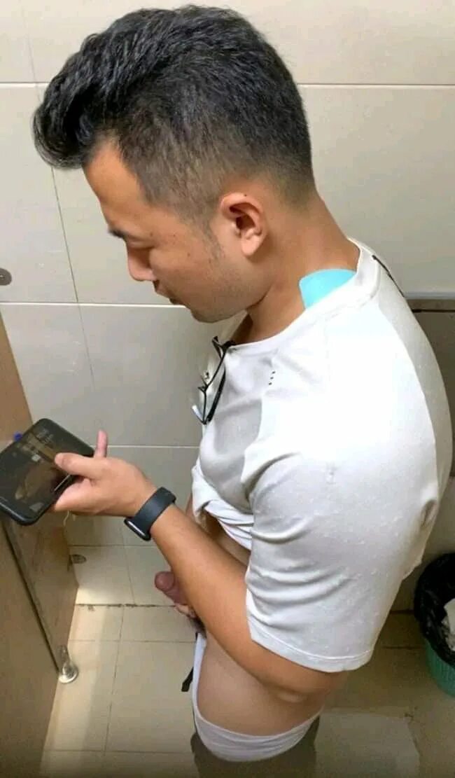 Bocil di wc