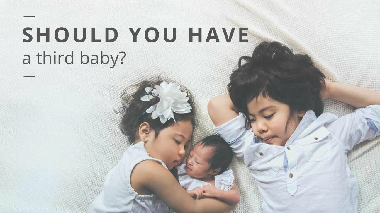 Baby o факты. Новорожденный сидит. Third baby. Позиция ребенка. Три маленьких ребенка.