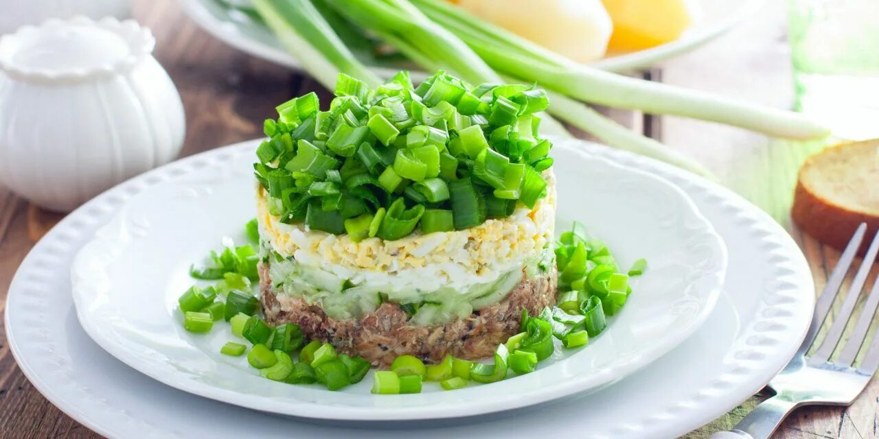 Салат с печенью трески. Печень трески с кукурузой. Салат из печени трески с пекинской капустой. Салат с треской и яйцом. Салат с печенью трески и солеными огурцами.