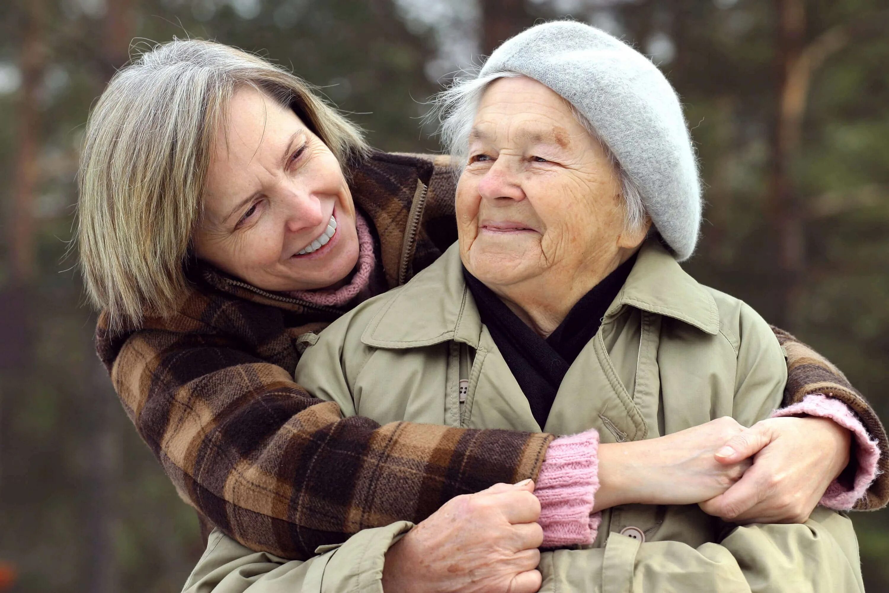 Бабушки хотят молодых. Объятия пожилых. Забота о пожилых родителях. Любовь к родителям это. Забота о стариках.
