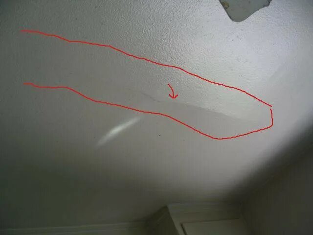 Трещины на потолке из гипсокартона. Трещины в гипсокартоновом потолке. Трещины на гипсокартонном потолке.