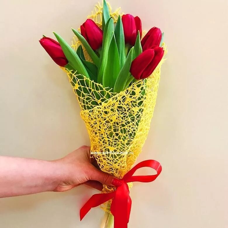 Как красиво оформить букет тюльпанов