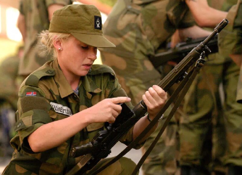 Сколько женщин служит. Женщины военные. Девушки в армии. Женщина солдат. Женщины в норвежской армии.