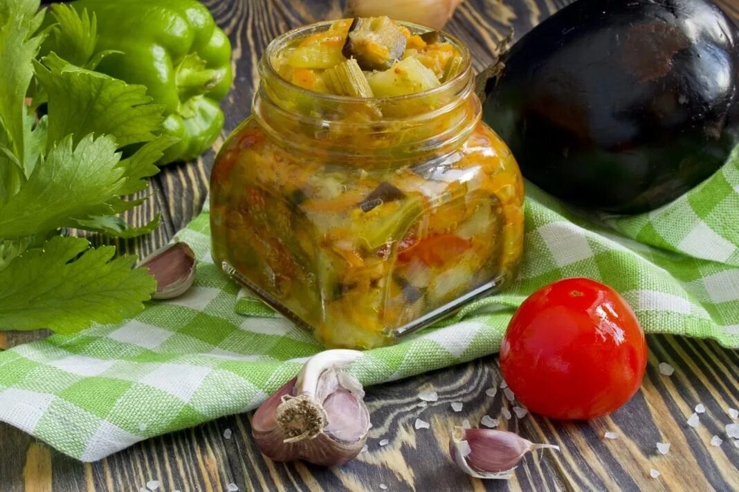 Рецепт на зиму целиком. Салат из баклажанов и кабачков на зиму. заготовки из баклажан и кабачков. овощи печеные на зиму. кабачки с баклажанами на зиму.