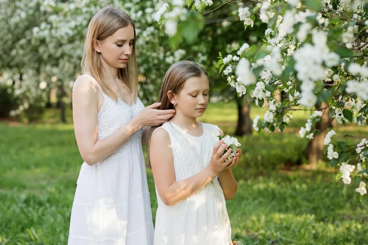 Lusted daughter. Мама и дочка. Мама и девочка подросток. Молодая мама с дочкой. Девочка с мамой.