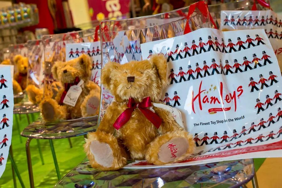 Hamleys london. Хэмлис Лубянка. Магазин игрушек Хэмлис. Хэмлис в Лондоне. Хамлис детский магазин игрушек Англия.