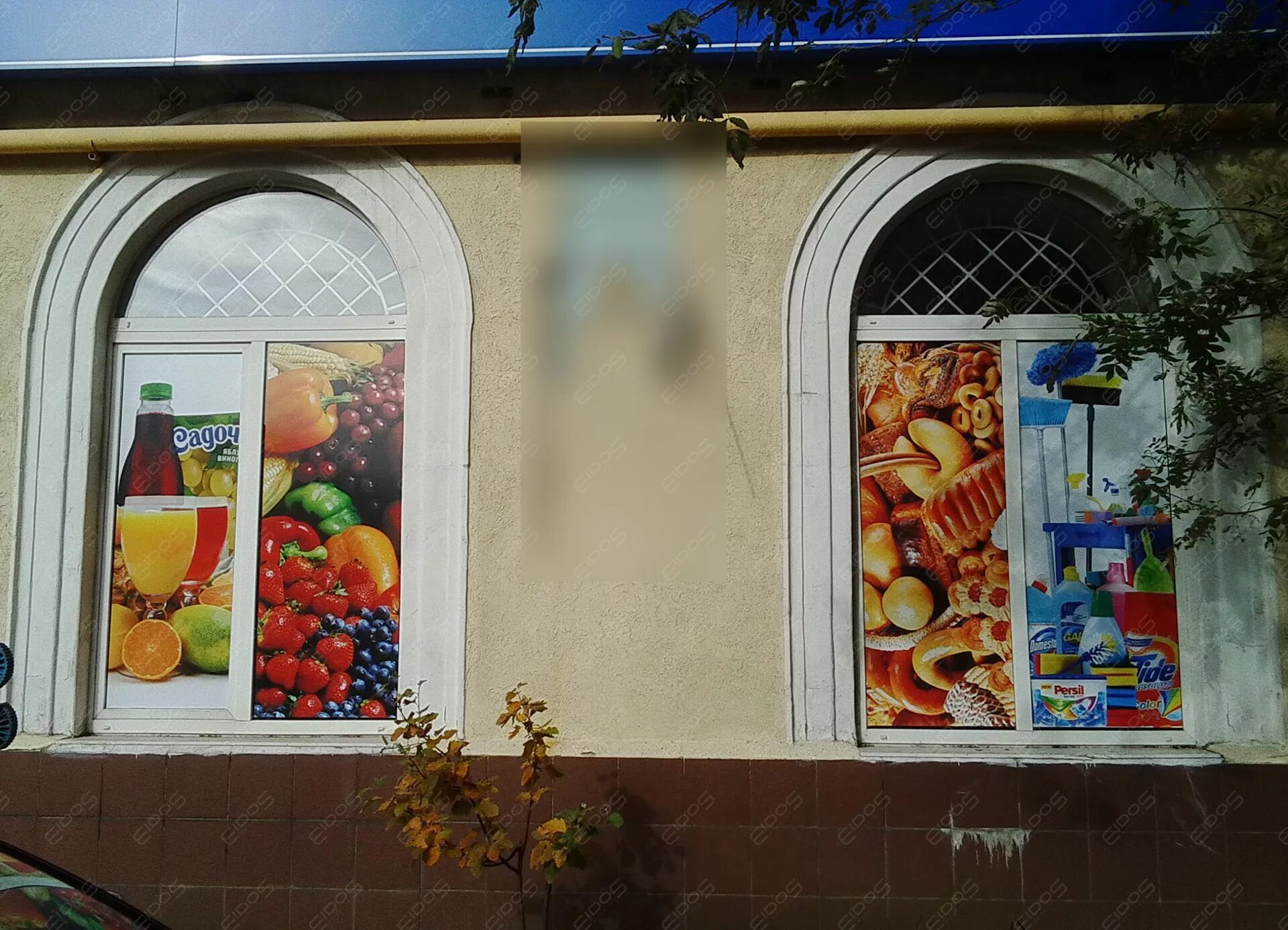 Продуктовые окна. Продуктовые окна. Наклейки на окна в продуктовый магазин. Наклейки на окна магазина продуктов. Продуктовый магазин снаружи витрина.