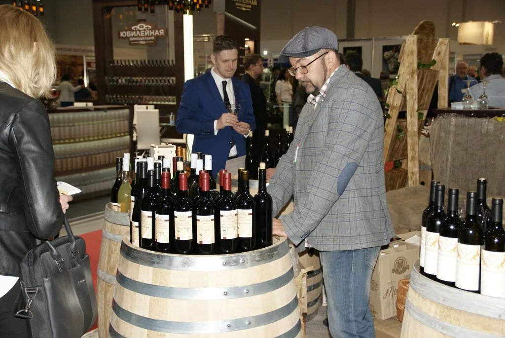 Выставка алкогольной продукции. Шампанское на выставке. Винодельческие ярмарки. Винодельня выставка. Винная выставка.