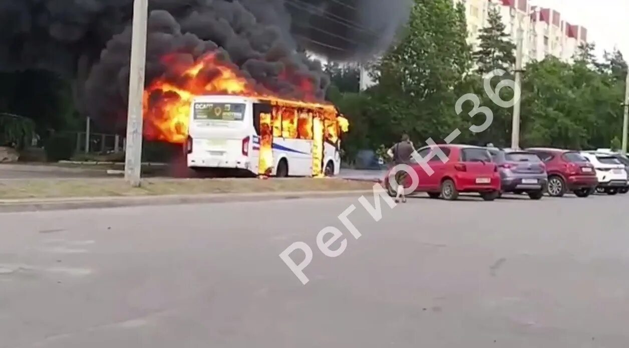 В Воронеже сгорел автобус. Горящая машина полиции.