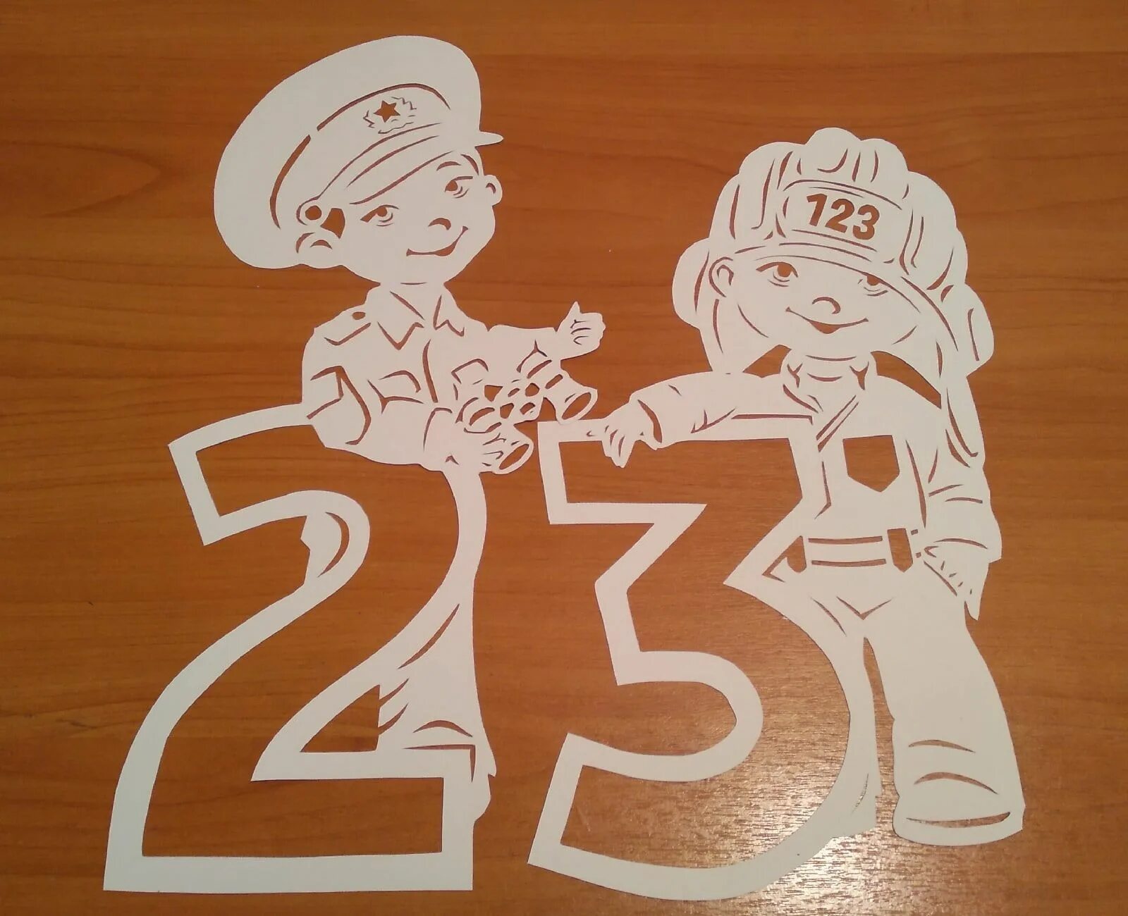 Вырезки на окна 23 февраля. Трафарет танка для вырезания. Трафареты украшения на 23 февраля. Вытынанки к 23 февраля в детском. Трафарет 23 февраля для вырезания.