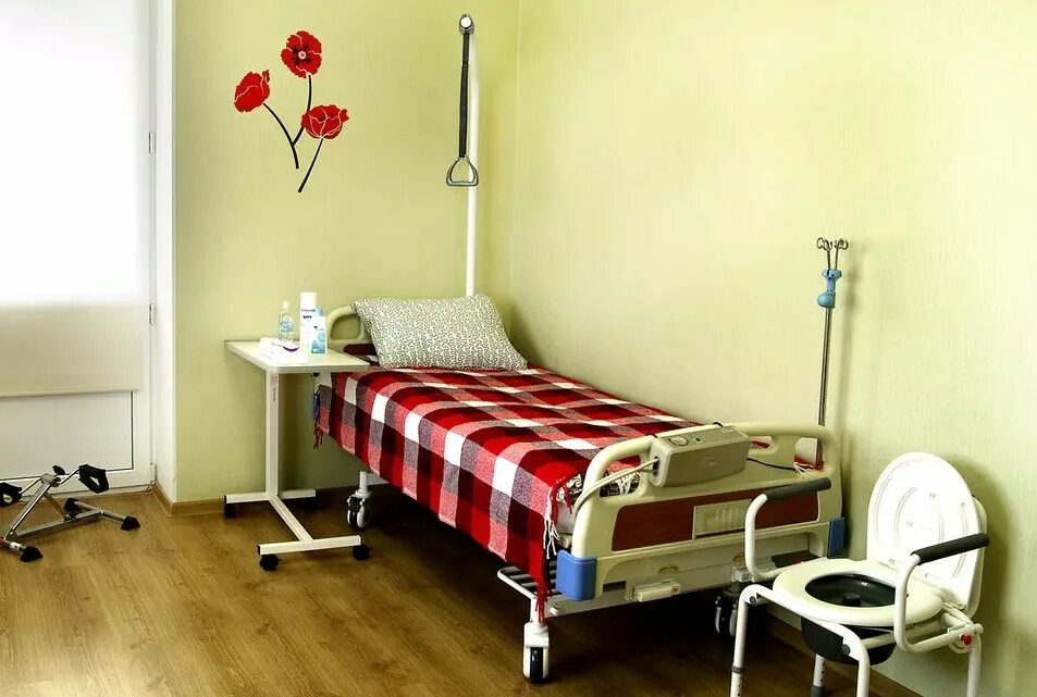 Комната лежачего больного. Обустройство спальни для тяжелобольных. Комната пансионата для лежачих больных. Интерьер комнаты для лежачих престарелых.