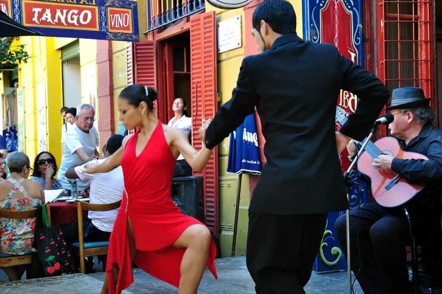 Особенности быта аргентины. Буэнос-Айрес Аргентина танго. Танго на улицах Буэнос-Айреса. Буэнос Айрес танго. Аргентинское танго на улице Буэнос-Айреса.