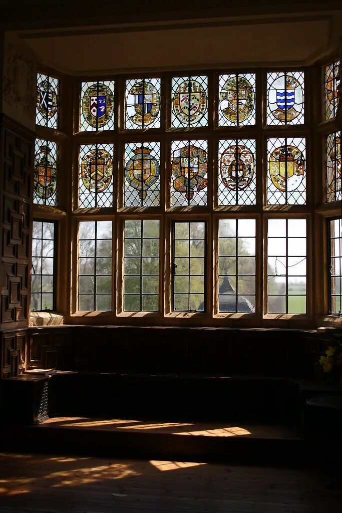 В замках были окна. Montacute House Англия. Викторианский окна витражи Англия. Витражные окна в замке. Окна в Хогвартсе.