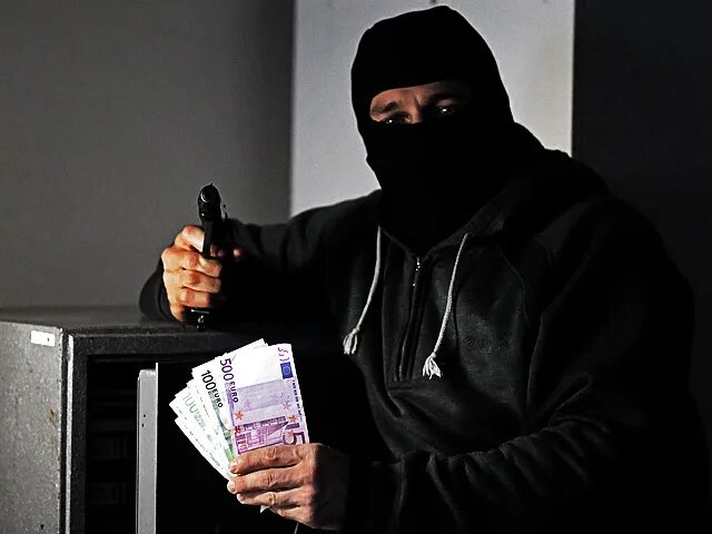 Бандит с пистолетом. Бандит с деньгами. Бандит с пистолетами и деньгами.
