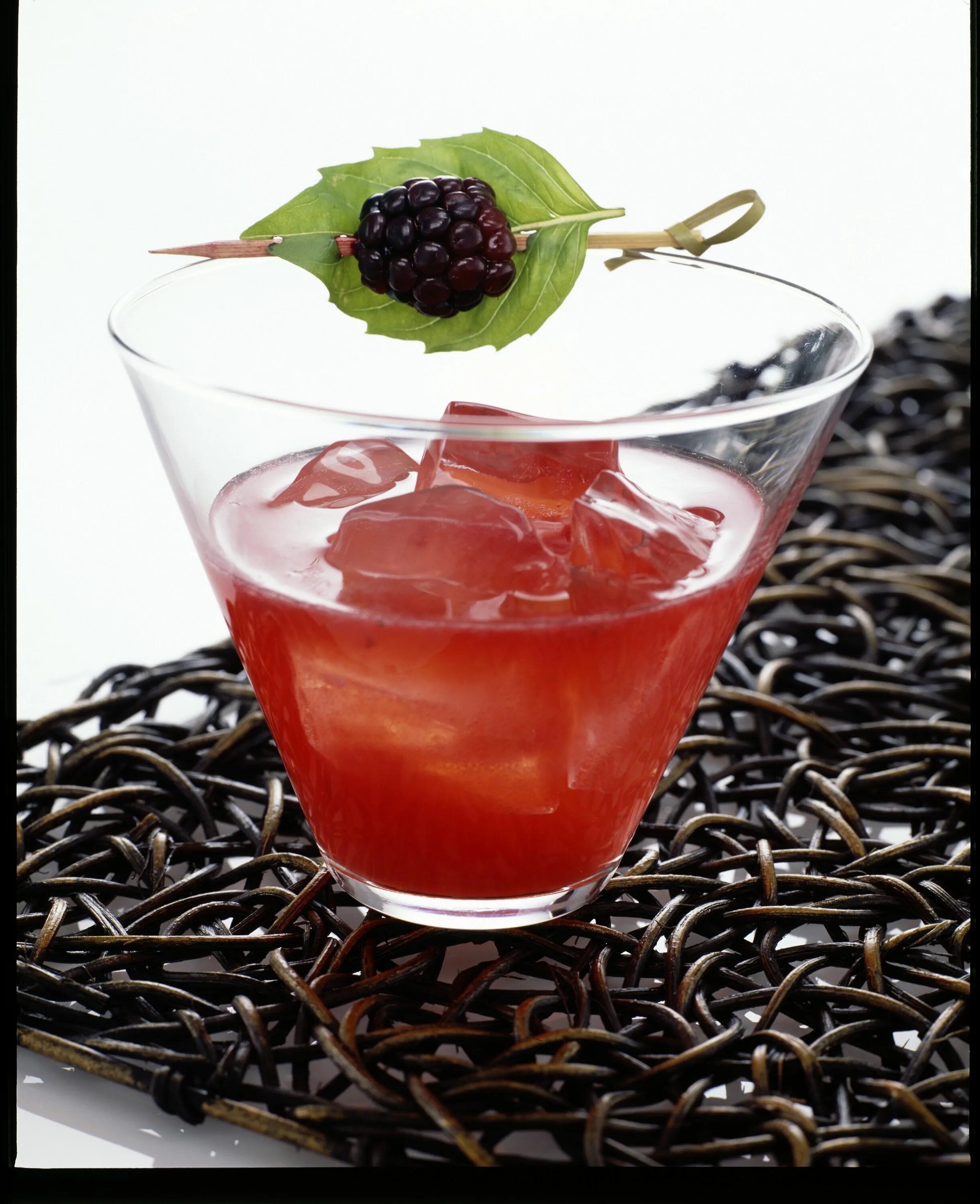 Black cocktail. Коктейль Блэк. Коктейль черная вдова алкогольный. Черные коктейли алкогольные. Чёрный русский коктейль.