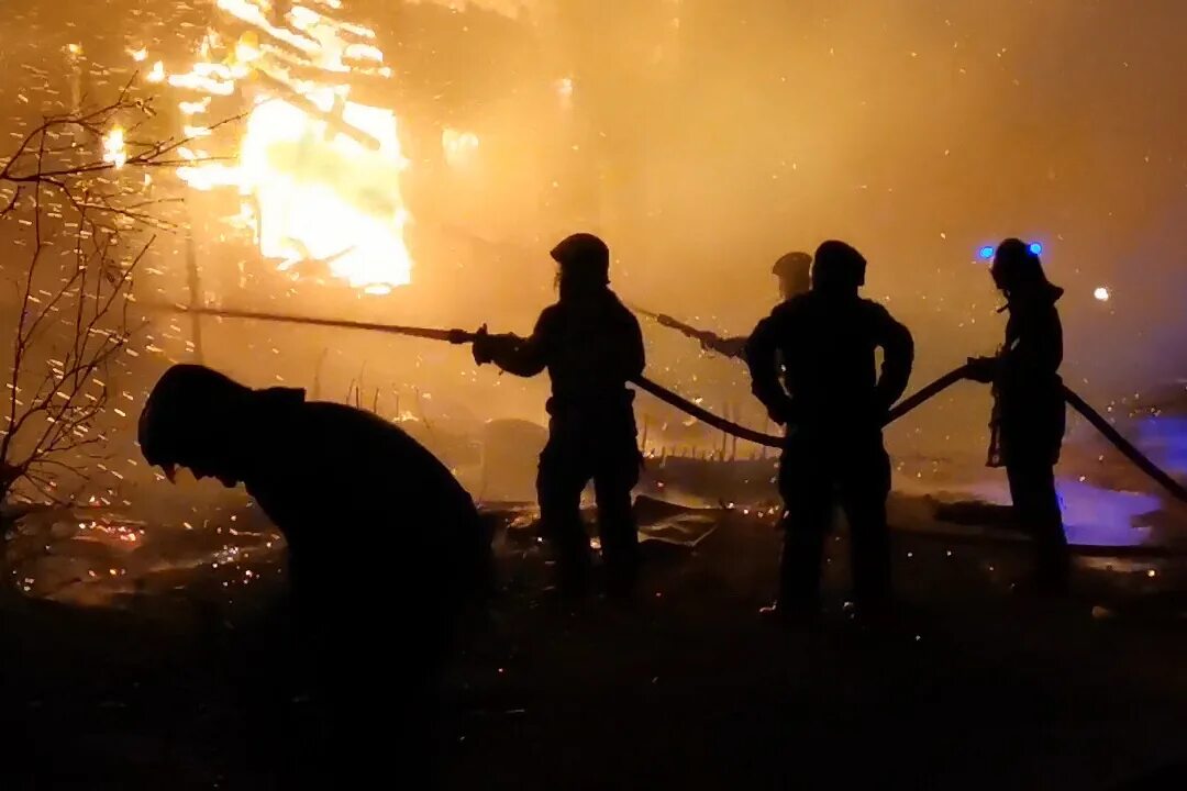 Пожар в городе. Пожар в Костерево. Сотрудники МЧС спасают людей. Пожарные спасают людей.