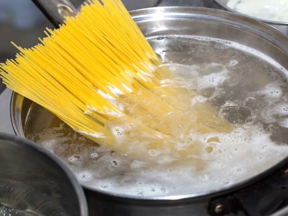 Сколько по времени варить спагетти в кастрюле. Крахмал в макаронах. Обычные макароны в кастрюле. Варка пасты в специальных. Как варить макароны в кастрюле.