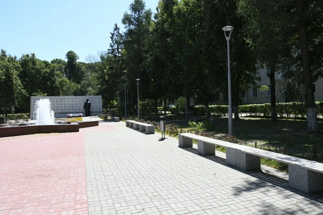 Сквер героев революции в новосибирске. Сквер героев. Сквер героев. Памятник сквер героев революции. Сквер героев.
