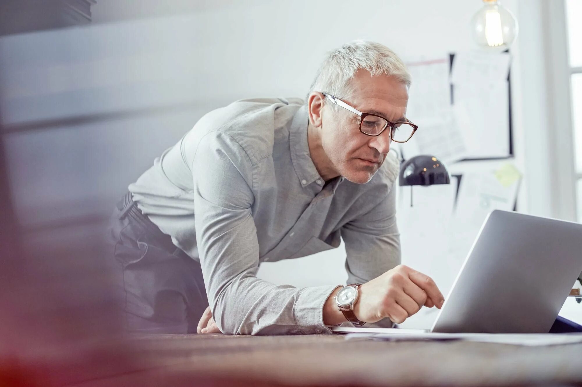 дед инсайд за ноутом \. деловой мужчина. состоявшийся бизнесмен. красивый уверенный мужчина. ертаев галимжан сабырханович.