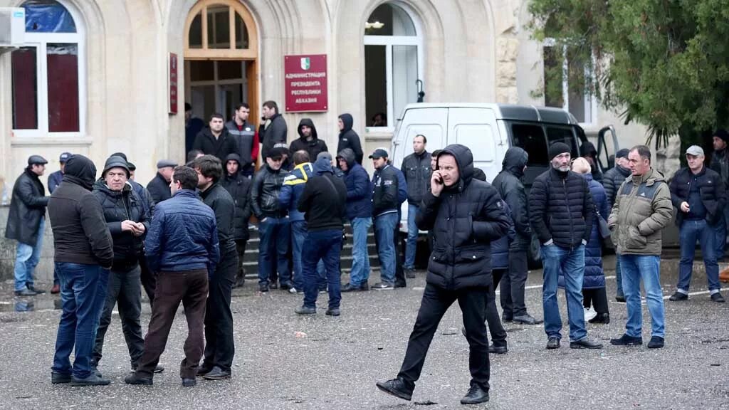 Что происходит абхазии последние новости 2025 сейчас. Митинг в абхазии.