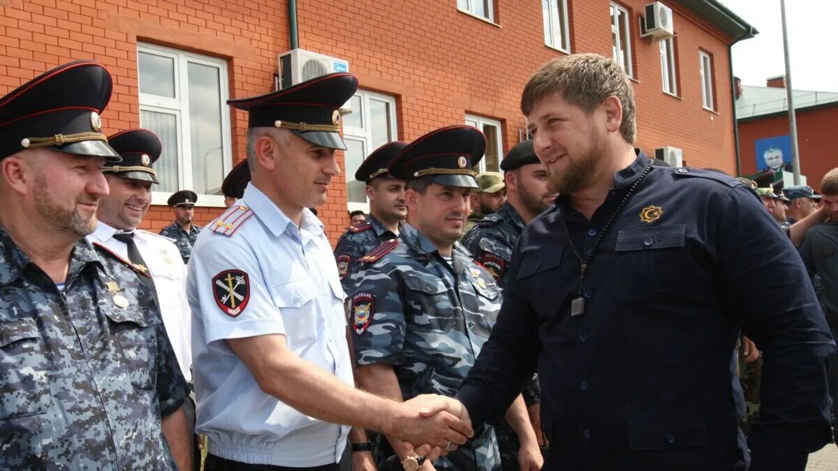 Можно ли бороду в полиции. Сотрудники МВД В Чечне. Форма полиции Чеченской Республики. Сотрудники полиции Чечни. Полицейский с бородой в России.