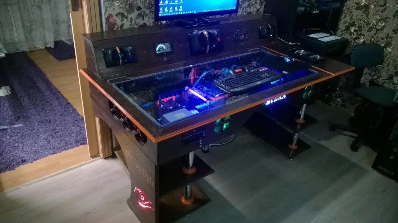 Пк виде стола. Комп встроенный в стол. Игровой стол. Стол корпус для ПК. Компьютерный стол системный блок.