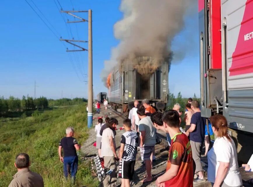 Сгоревшие пассажирские вагоны. Сгоревшие поезда пассажирские. Сгорели на дороге