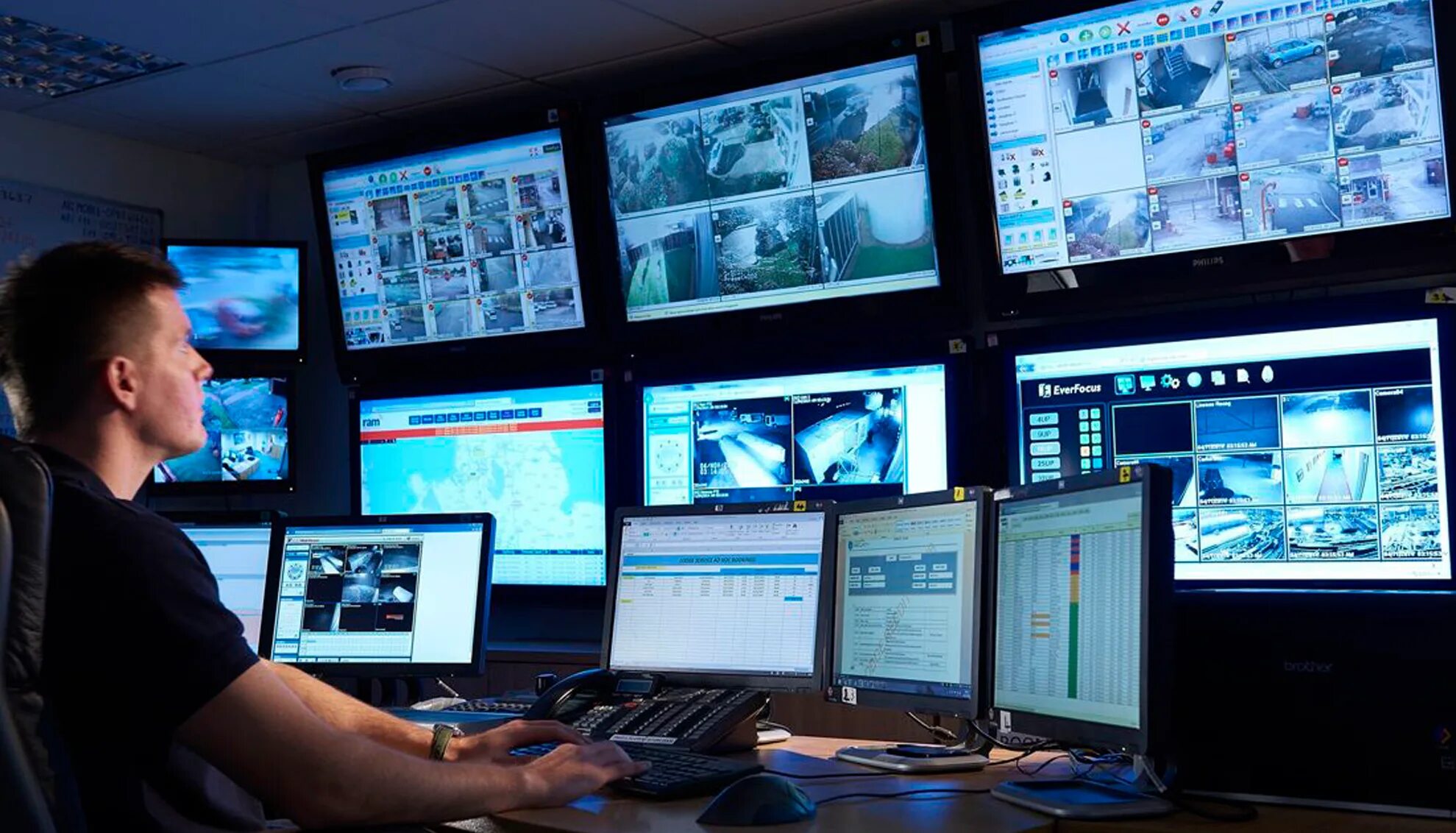 Удаленное управление видеонаблюдением. Удаленное управление видеонаблюдением. Видеокамера на доме. Видеонаблюдение для дома с удаленным доступом. Камера видеонаблюдения.