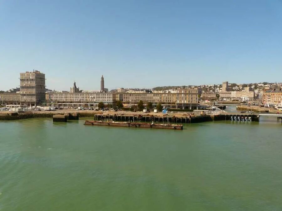 Порт гавр. Le havre франция. гавр город во франции. набережная в гавре.