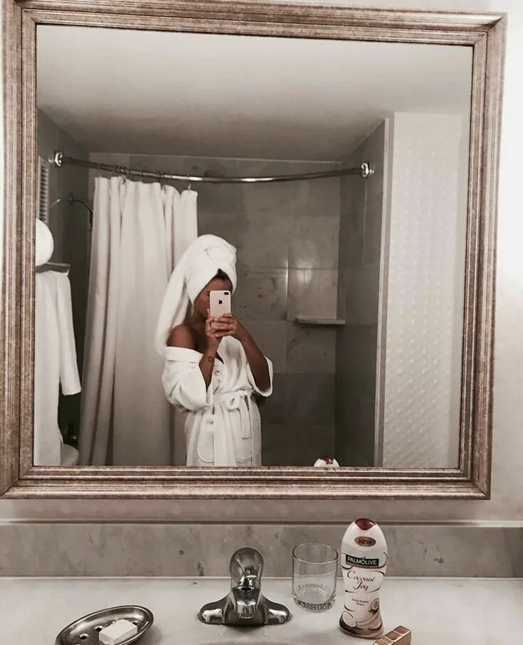 Фото девушек в ванной в зеркале. Девушка у зеркала в ванной. фотосессия в ванной у зеркала. снимок в зеркале в ванной. отражение в зеркале в ванной.