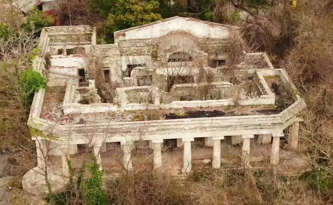 Ольгинка заброшенная дача суворина. Дача суворина. Ольгинка усадьба суворина. Дача суворина. Заброшенная усадьба суворина.