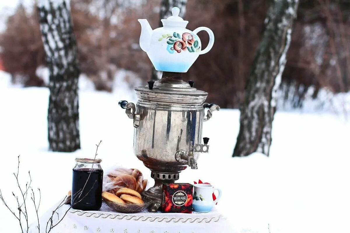 Чаепитие с самоваром. Зимнее чаепитие. Зимнее чаепитие с самоваром. Чаепитие на природе зимой. Самовар кофе