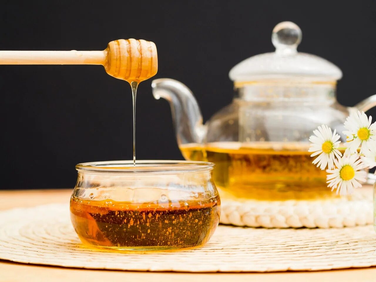 Попил чай с медом. Чай с медом. Чаепитие с медом. Мед в чашке. Наливает чай.
