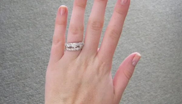 Кольцо на среднем пальце. Два кольца на безымянном пальце. Кольцо на безымянном пальце правой руки. Кольцо на безымянном пальце левой. Кольцо на правом безымянном пальце у девушки