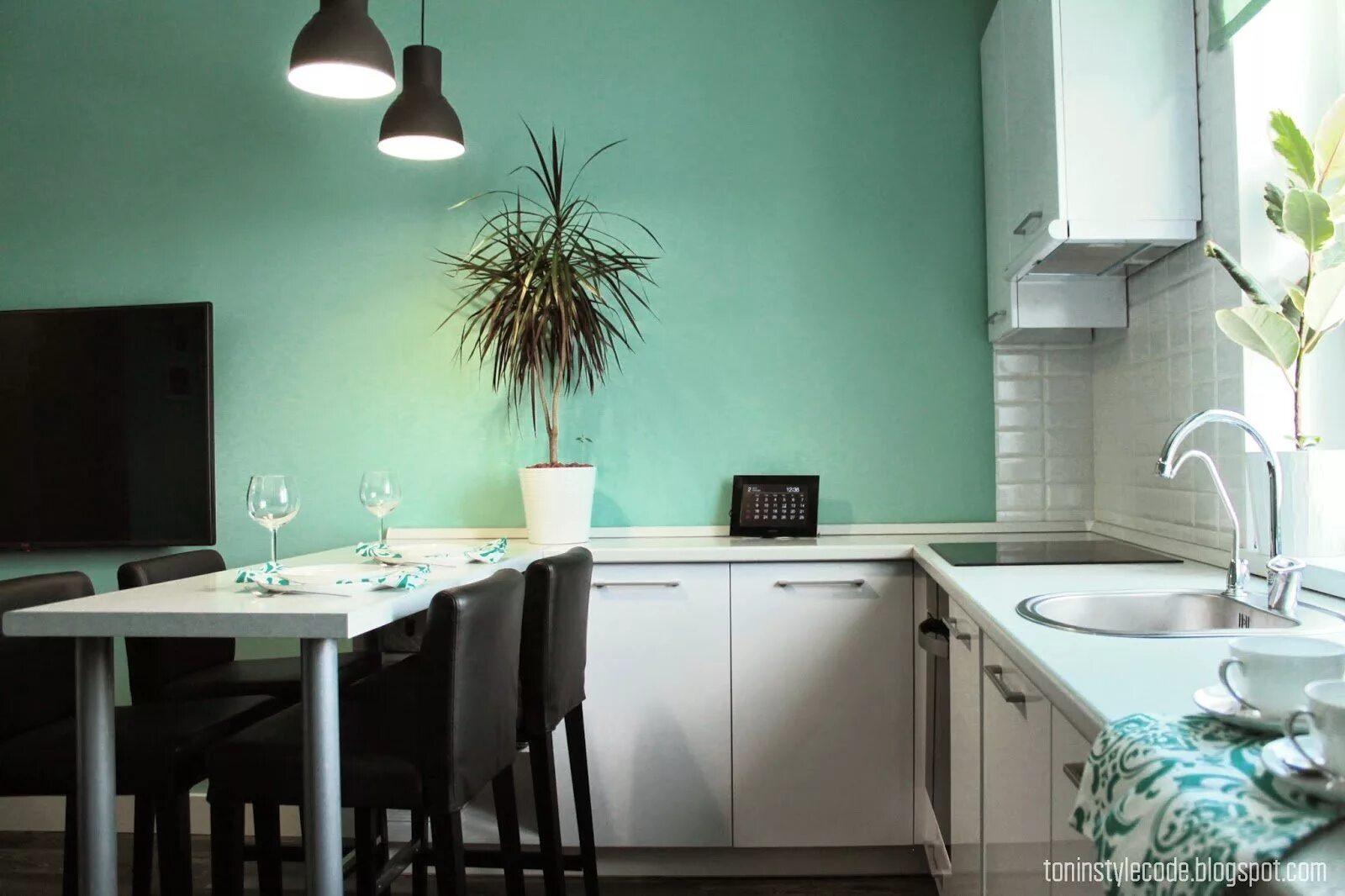 Покрасить обои на кухне. Мятные стены на кухне. Кухня с зелеными стенами. Бирюзовый цвет стен на кухне. Мятный цвет стен на кухне.