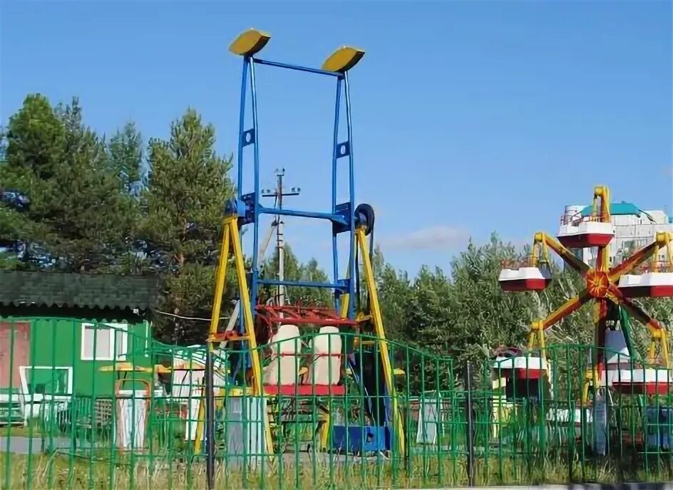 Парк нефтяников сургут карусели. Югра парк сургут на университетской. Югорский парк сургут. Парк югра сургут летом. Югорский парк сургут.