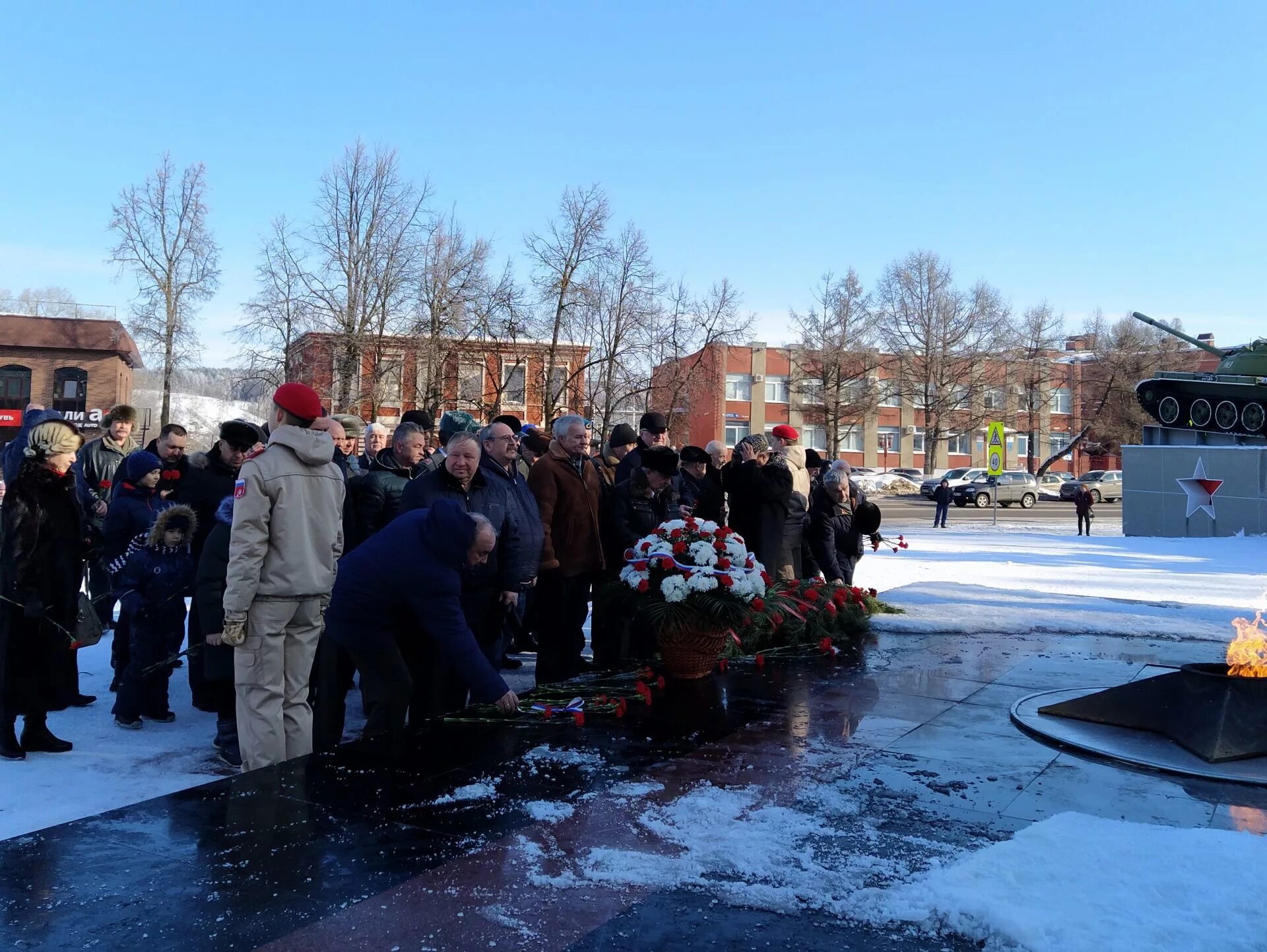 Свежие новости бугульмы сегодня. Захоронения Бугульма. Митинг Бугульма. Памятник Деданину Бугульма. Похороны в Бугульме сегодня.