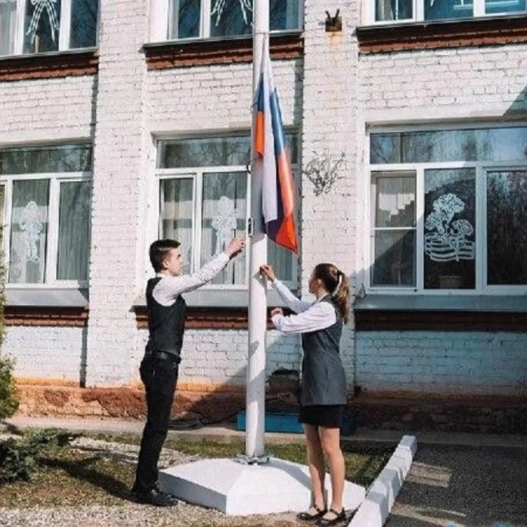 Поднять государственный флаг. Поднятие флага в школе. Церемония поднятия флага в школе. Подъем флага в школе. Подъем государственного флага в школе.