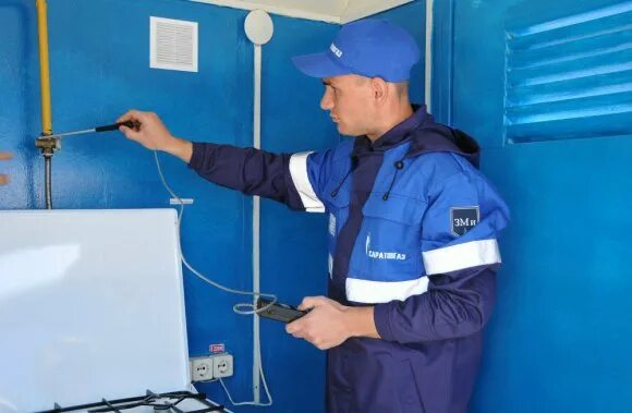 Оператор горгаза. Слесарь газового оборудования. работник горгаза. форма газовщиков. сотрудники горгаза.