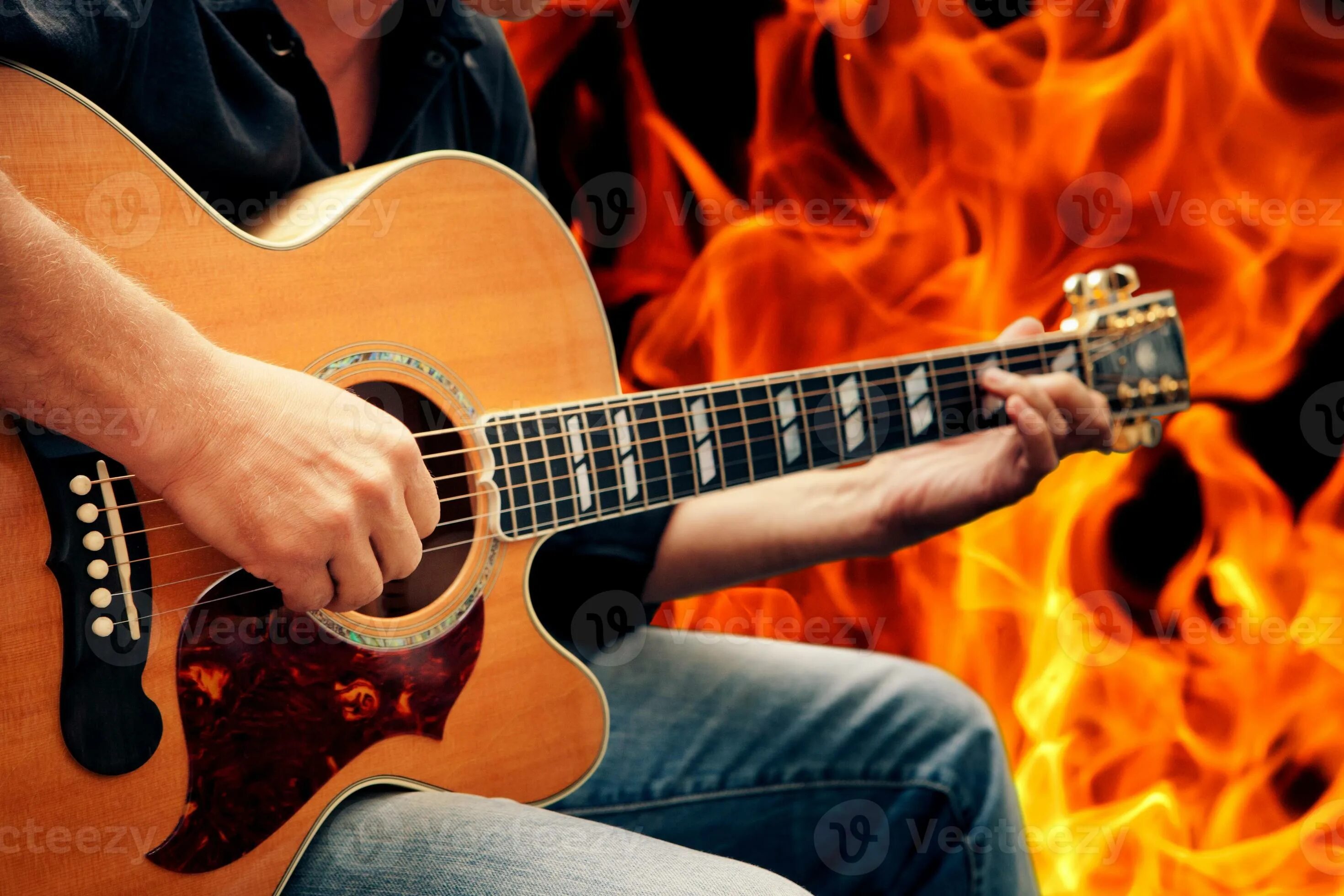 Гитара у костра. Костер играть на гитаре. Люди у костра с гитарой. Костер играть на гитаре. Парень с гитарой у костра.