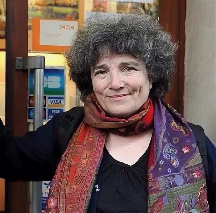 Экофильм. Колин серро в молодости. Трое мужчин и младенец в люльке франция. Колин серро фильмы. Колин серро.