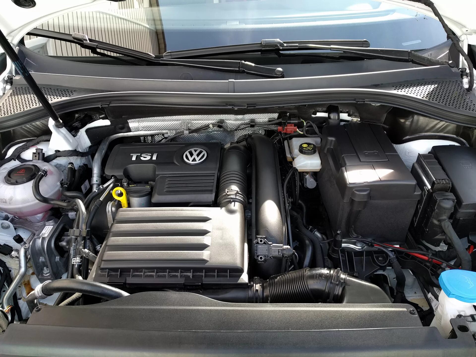 Двигатель Volkswagen Tiguan 2 1.4. Аккумулятор VW Tiguan 2019. Аккумулятор Tiguan 1.4 2020. АКБ для Tiguan 1.4 TSI.