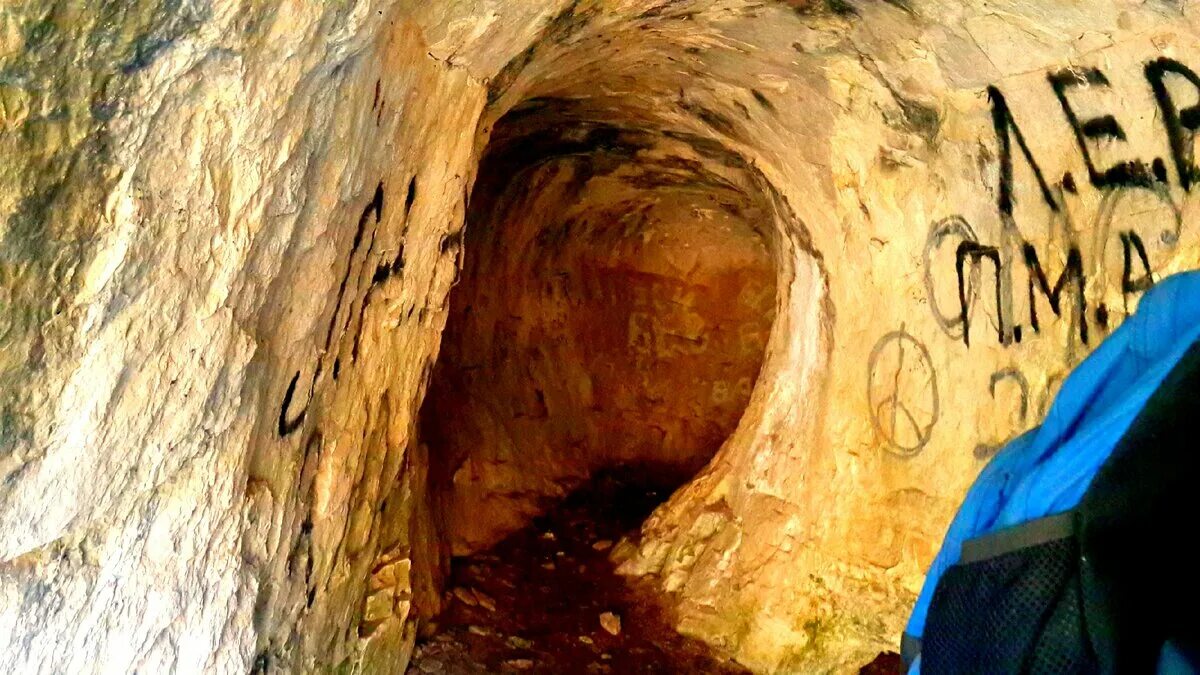 Демидовские пещеры Алтайский край. Узкие пещеры. Узкие проходы в пещерах. Пещера с узким проходом.