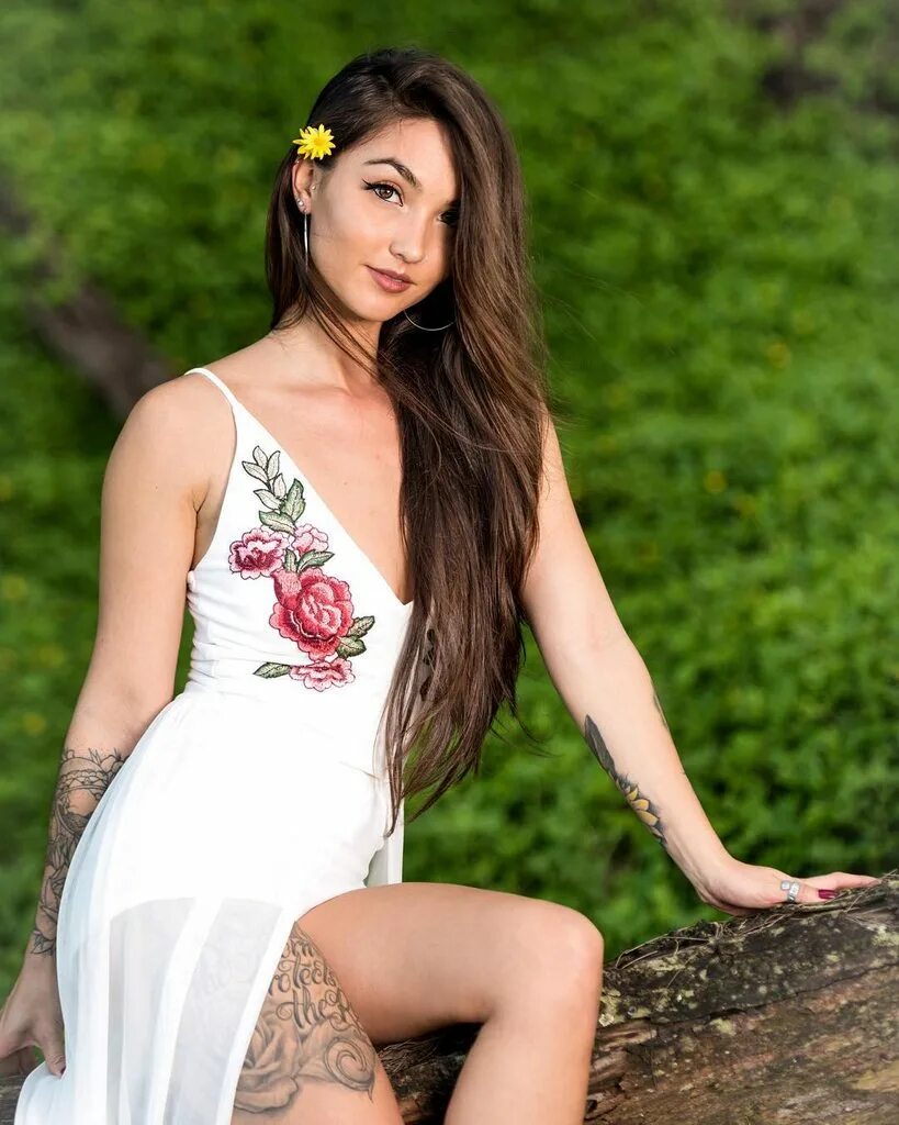Девушка дня брюнетка. Christina chai. christina chai модель. kristina chai bio. девушка дня среда.