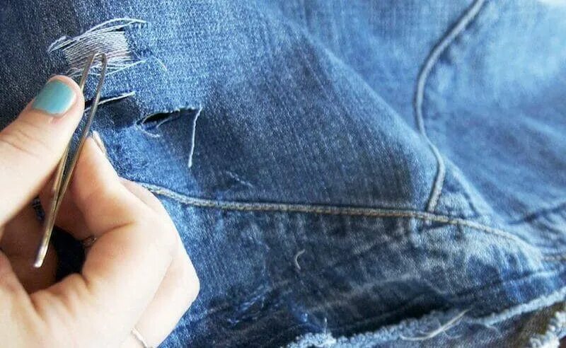 Как обрезать джинсы с сохранением фабричного шва. Потертости на джинсах. Джинсовые потертости. Укороченные джинсы. Обрезанные джинсы.