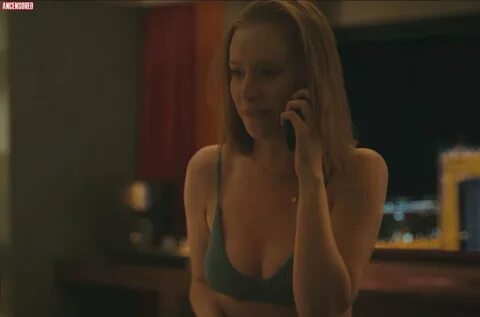 Hannah Einbinder nude pics.