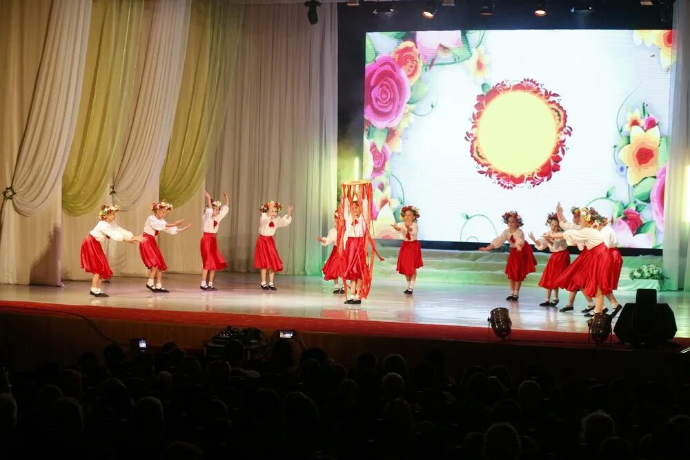 Дк энергетик сургут. Дк юбилейный белгород. Дк выступление. Благотворительный концерт арзамас. Дом культуры соболево.