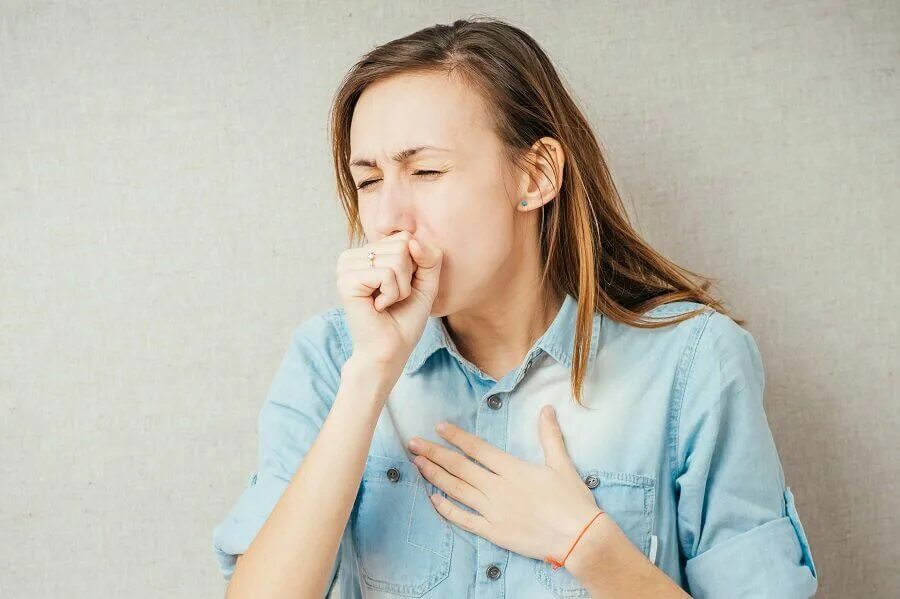 Дыхание со свистом у взрослых. Человек с бронхиальной астмой. Девушка кашляет. Человек задыхается. Бронхиальная астма кашель.